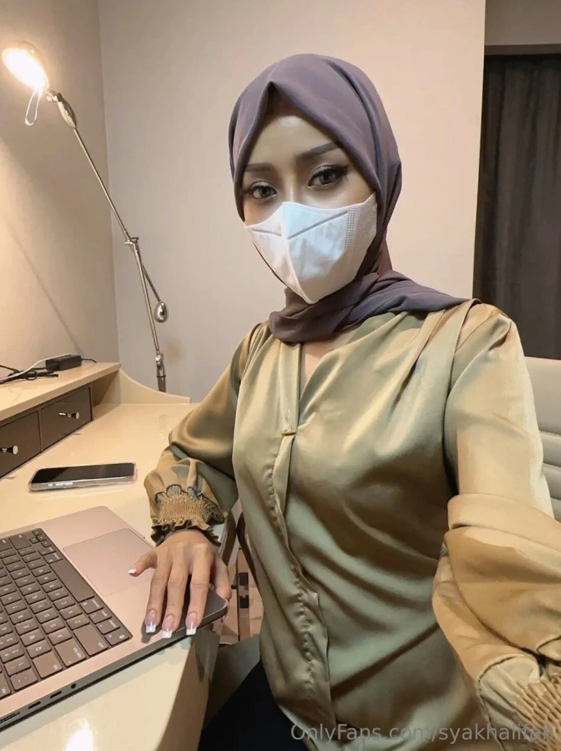 Wanna sneak under the desk and 