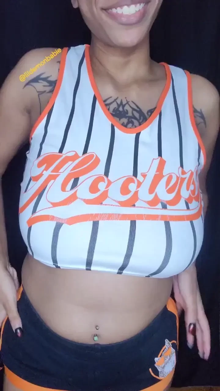 Voice reveal well thanks for dining at hooters this weekend wait for 