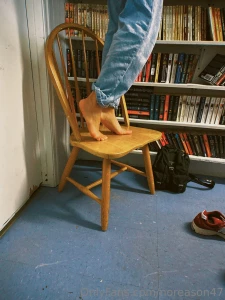 My feet in a book store part 1