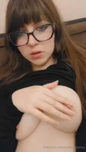 Acuestate en mis tetas