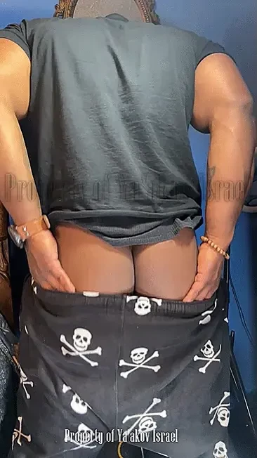 Sum booty to start the day more in your dms 