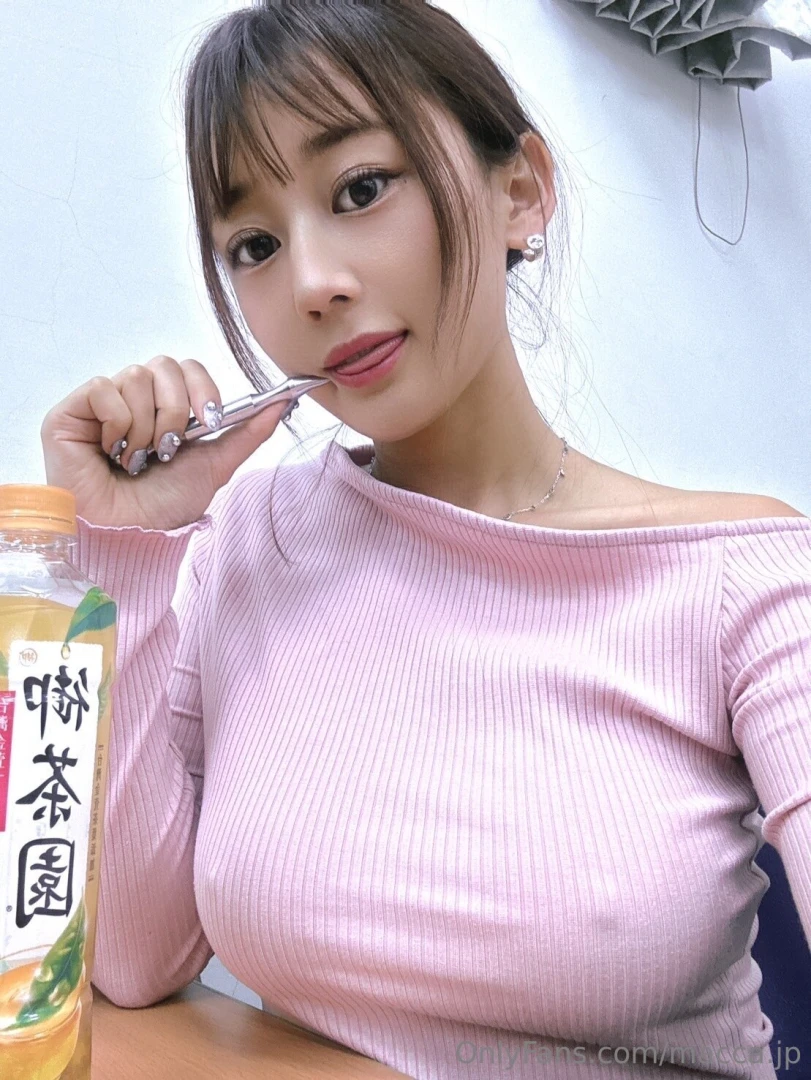 Do i look cute in these pictures 