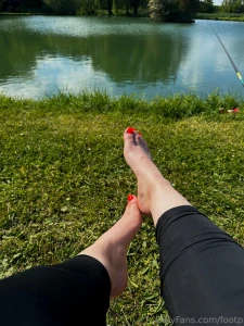 Je suis la p che et un p cheur n arr te pas de mater mes pieds i m