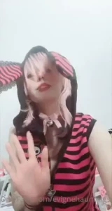 Just giving u a kiss