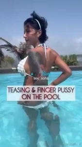 __fingering pussy on the pool- risky vibe__ sunny day at the pool i
