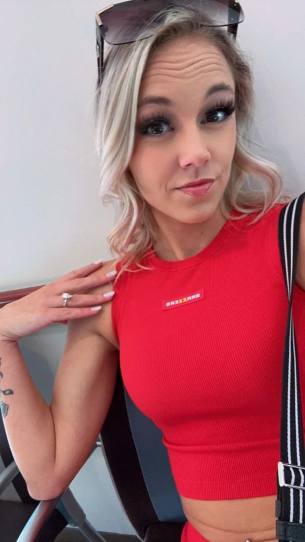 Hiiii im online right now come say heyyy 
