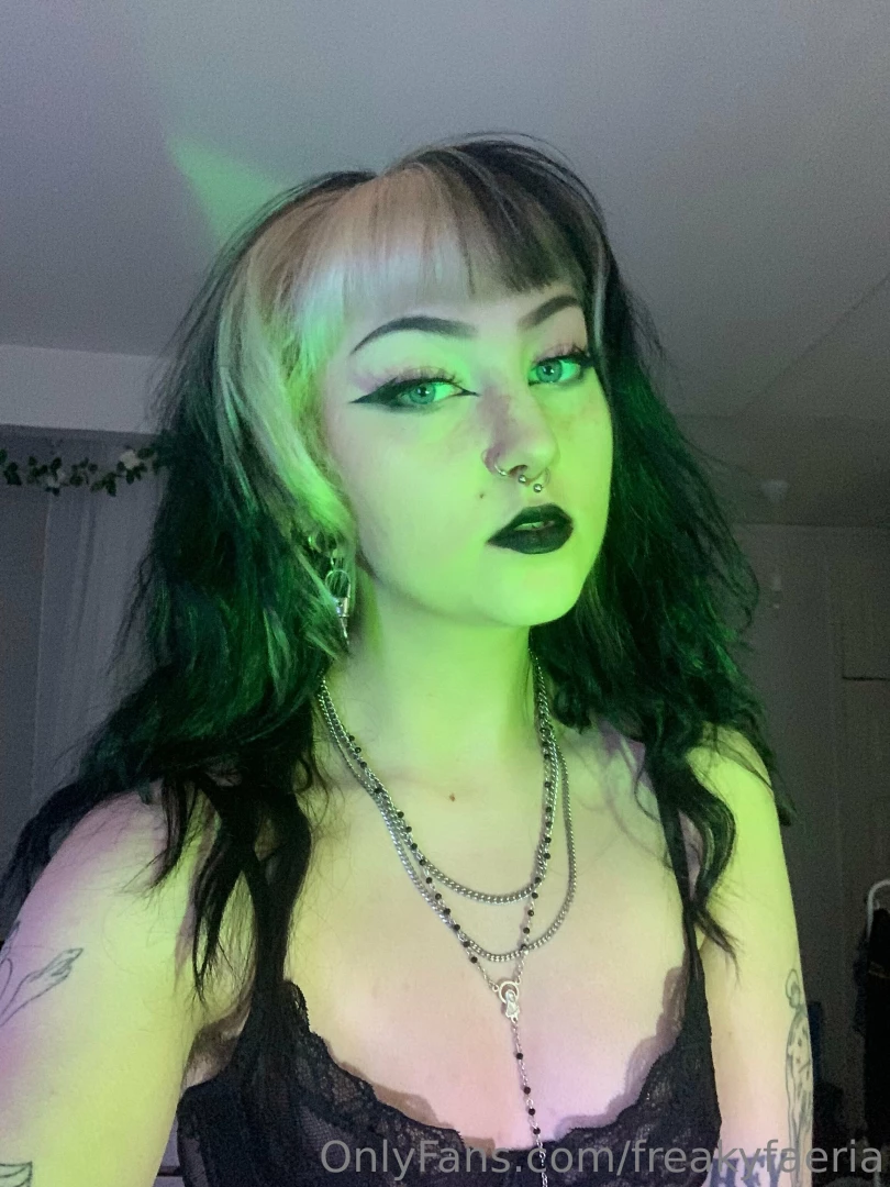 Green is such an evil and sexy color 