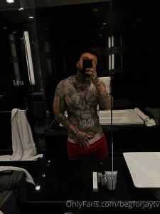 Let s take photos in front of this mirror together