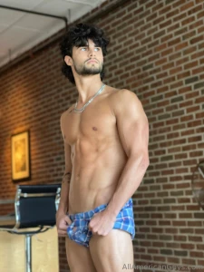 Newcomer mystery model going live tonight wednesday at 9pm edt for a