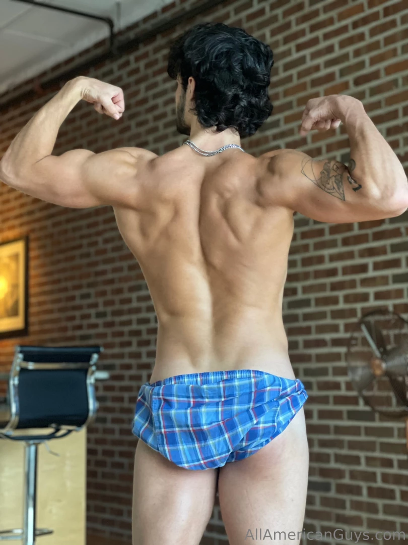 Newcomer mystery model going live tonight wednesday at 9pm edt for a part 1 