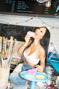 I did a collab with my favorite bakery in the whole country cake life part 4