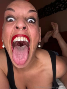 Am i distracting you with my feet or big mouth my hot mom mouth