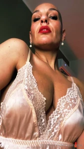 Who wants a super discounted sexting session with me dm me hot pics