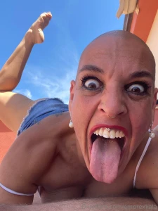 Ha ha crazy pic i know are you sure you want to hang out with me