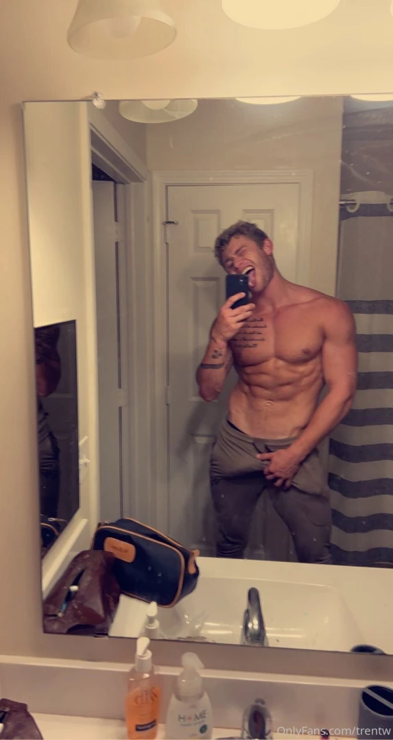 Was horny after the gym before getting in the shower go check your dms 