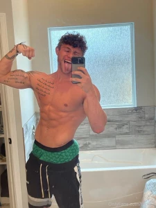 One lucky fan is getting three day workout gear from me dm if you are part 1