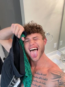 One lucky fan is getting three day workout gear from me dm if you are
