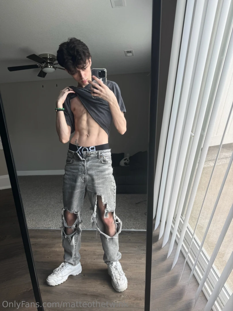 Hi do you wanna see my hole check ur dms 