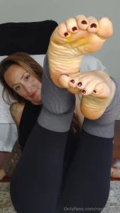 Wanted an obedient slave to assist me after hours of being barefoot part 1