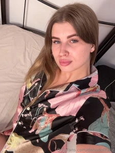 I know the way you look at me those eyes you think i don t notice you