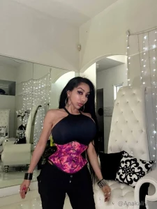 There s nothing more intoxicating than a mistress in black and pink
