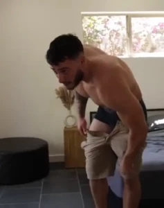 Amateur bodybuilder mylesmint jerks off and cums