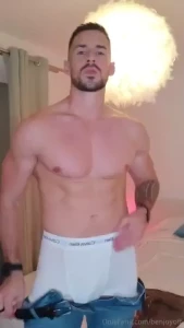 Muscle guy benjoyoff is having fun with his new sex toy