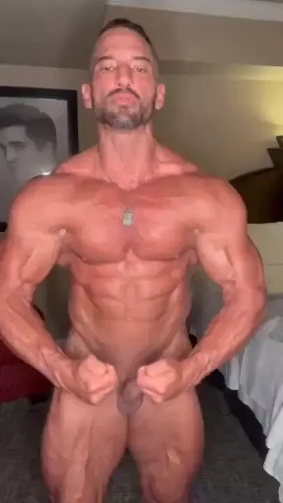 Daddy bodybuilder cpxxx flexes muscles jerks off and cums 