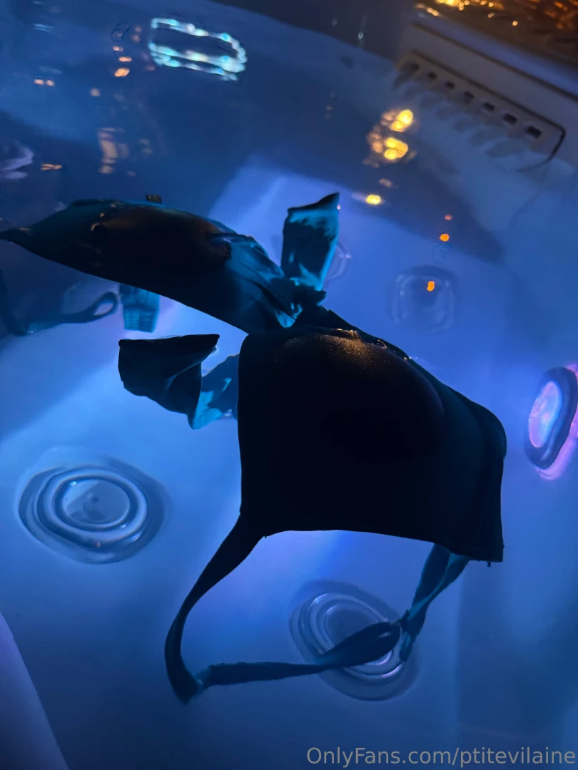 Nue dans le spa nude in the hot tub 