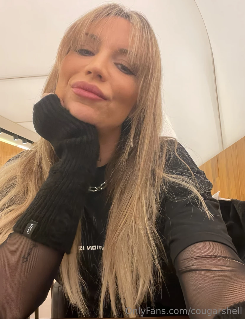 Hello sweet boy do you want to have a online date with me to start 