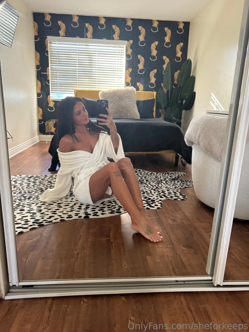 Want me to open my legs wanna peek send me a dm 