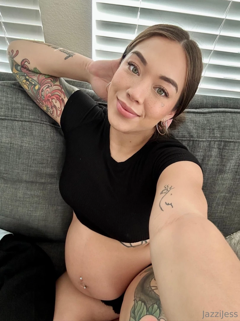 Wanna see me play with my kitty check your messages right now 