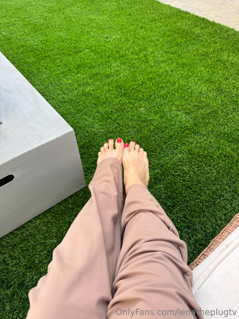 Sneak peak of my feet https onlyfans com lenatheplug c151 