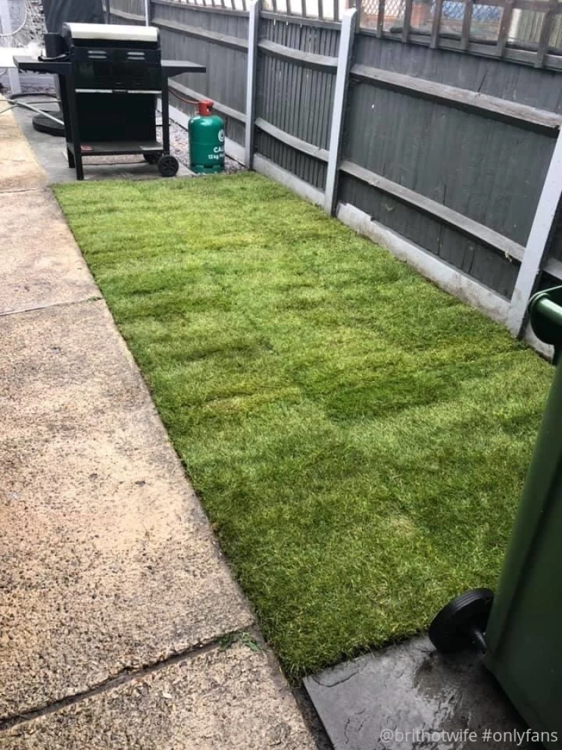 brithotwife - Quite happy with that 1st time laying turf myself x x 