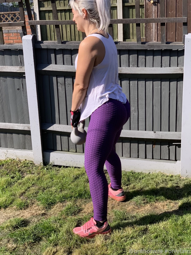 brithotwife - 6x photos of me in my gym nylon leggings doing squats and deadlifts part 3 