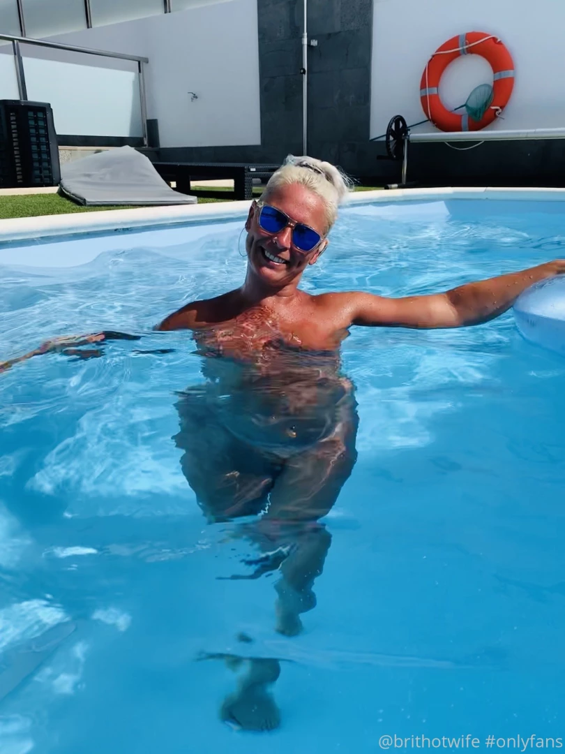 Here s some butt naked milf photos of me naked sunbathing legs spread part 1 