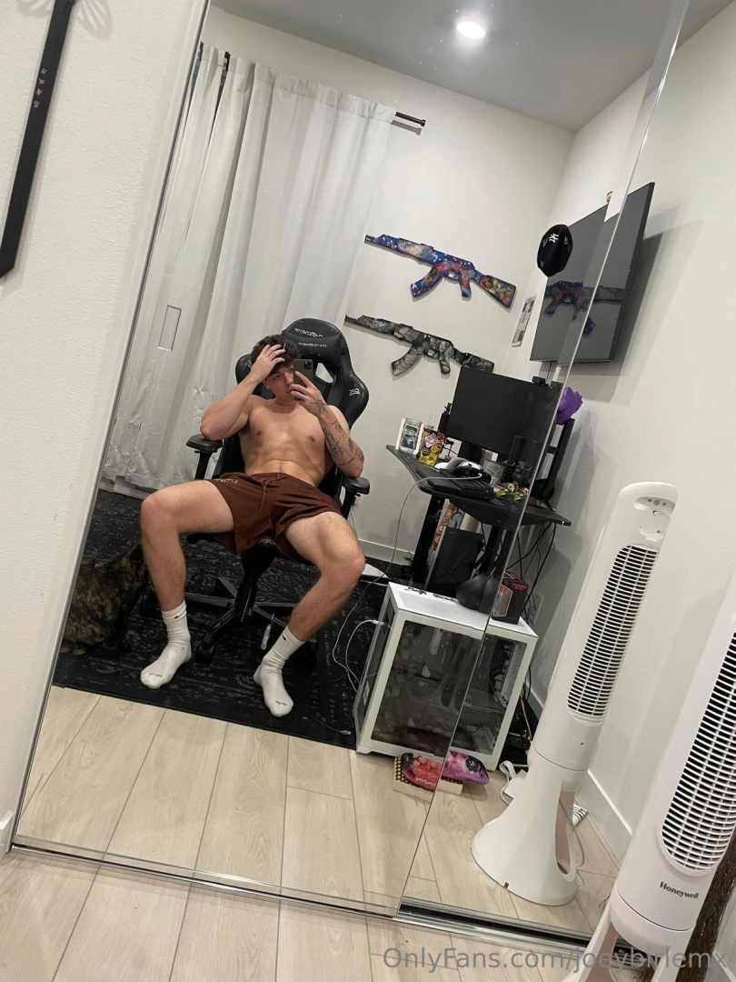 Bored af entertain me 