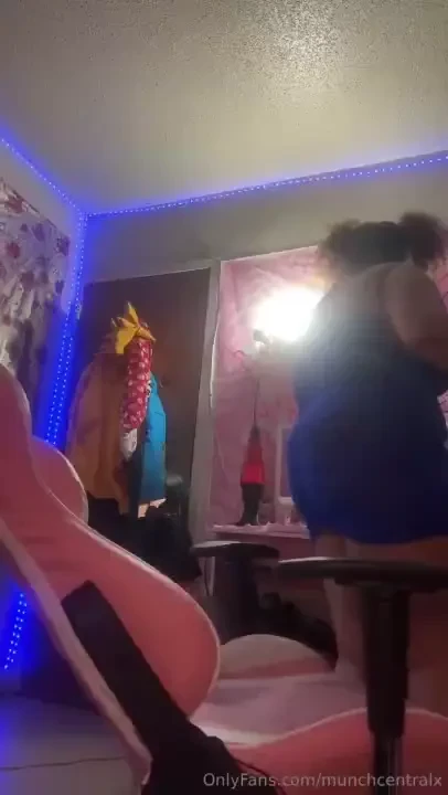 Used my 9 inch pink dildo for the first time 