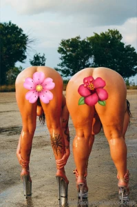 Tip me 20 and i ll send you the uncensored set of me and wavysugarbaby