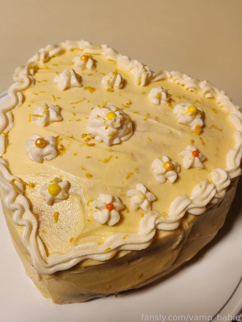 Pic of cake i made for attention i wanna start streaming but idk what 