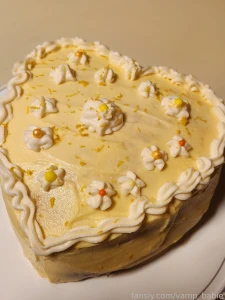 Pic of cake i made for attention i wanna start streaming but idk what