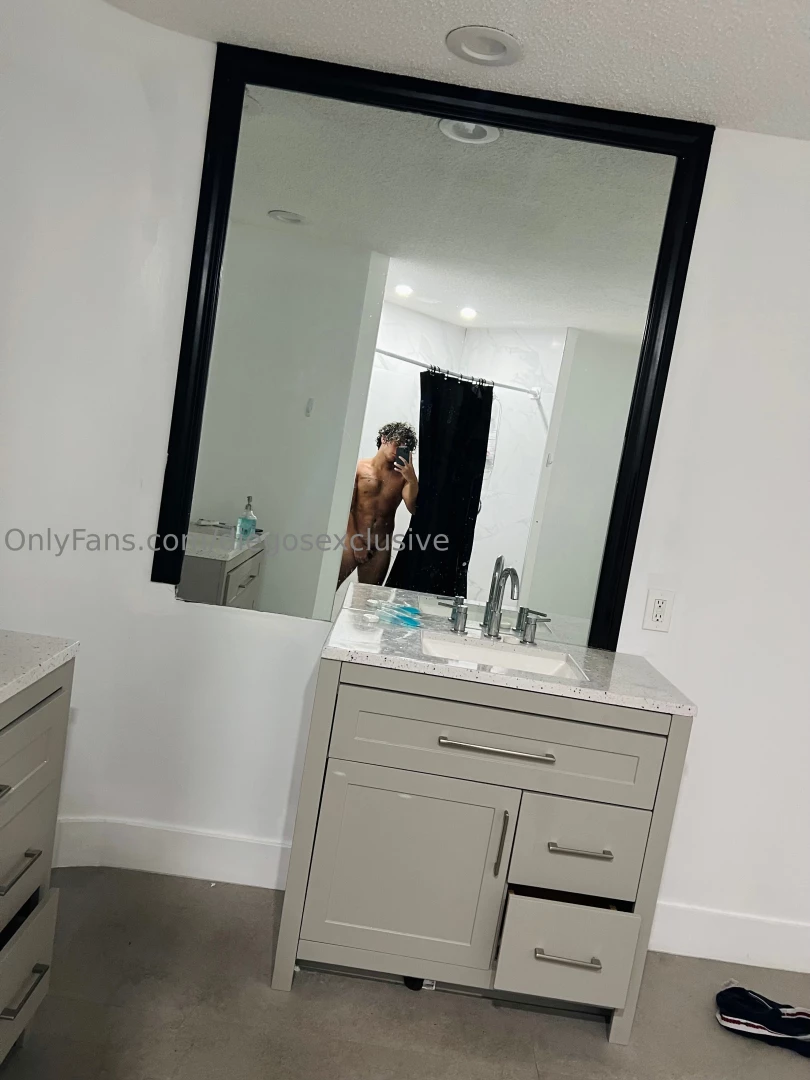 Someone hop in the shower w me 