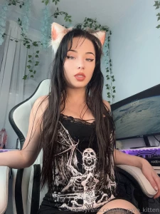 Would you let me purr on your lap