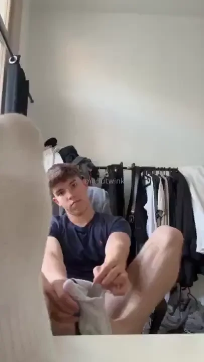 I m your master you have to tipp me 10 and sniff my feet 