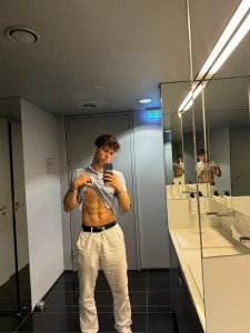 Showing u my perfect abs on the toilet