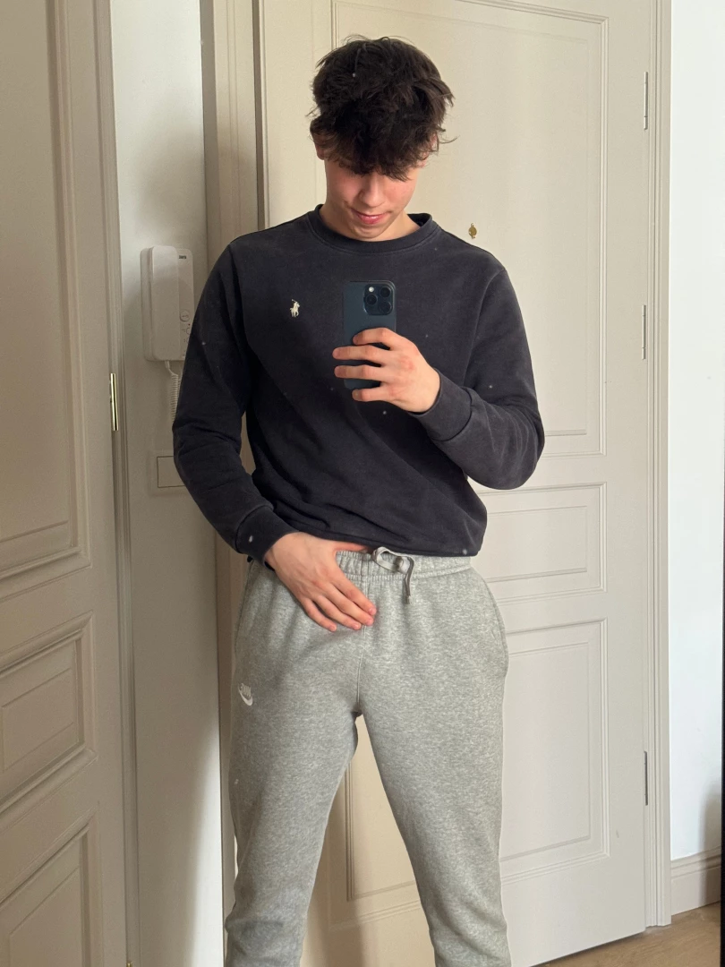 Hope your jaw drops and your dick get hard when u see this 