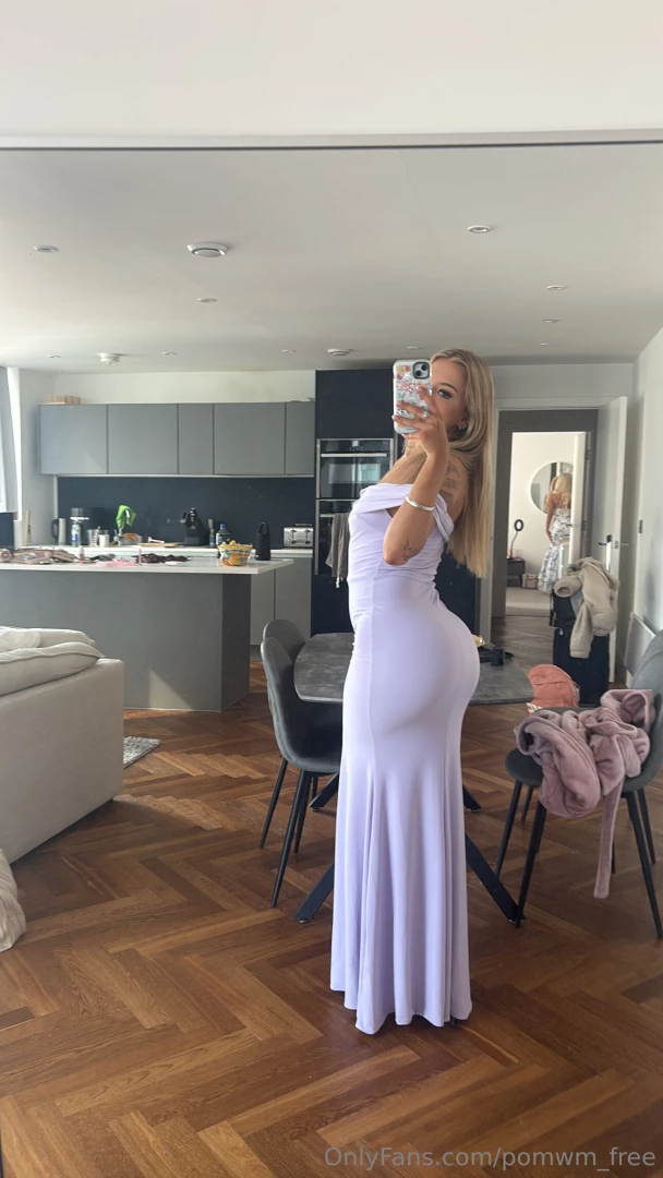 Do you like my outfit for the races pom_wm 