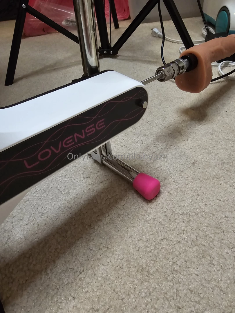 A clip of me getting fucked by the fuck machine while being on live 