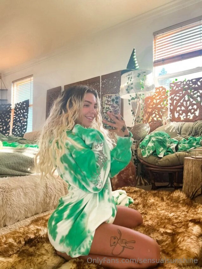 Oversized sweatshirts are so comfyyyy 