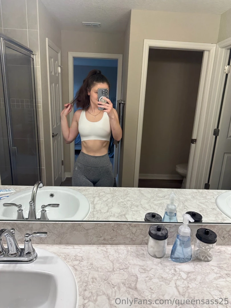 Just got back from the gym felt cute might delete later 